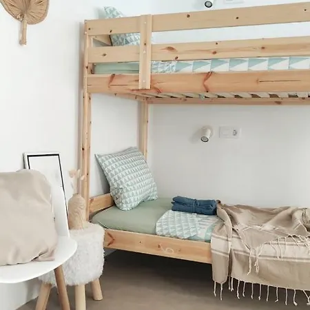 Nomad Surf House Hostal *