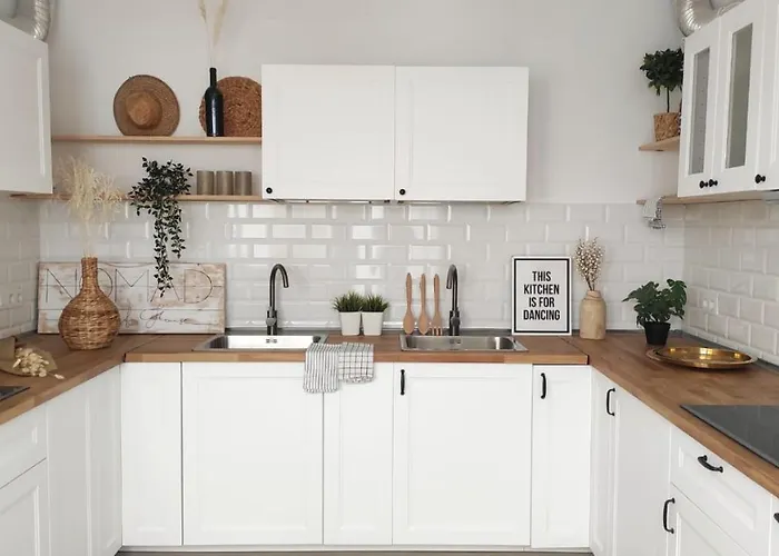 אכסניה Nomad Surf House *