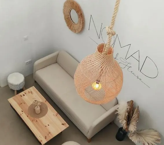 אכסניה Nomad Surf House